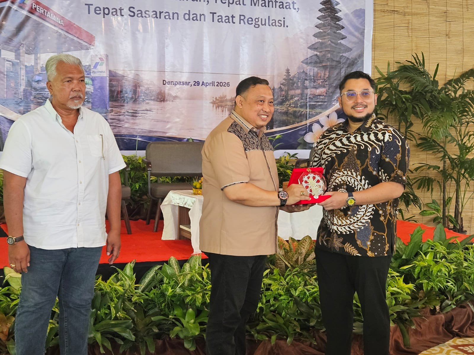 Penyerahan cinderamata dalam kegiatan koordinasi Polda Bali dan Hiswana Migas