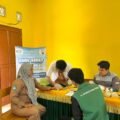 Pemeriksaan kesehatan guru oleh tim medis dalam program Guru Sehat Murid Hebat di sekolah