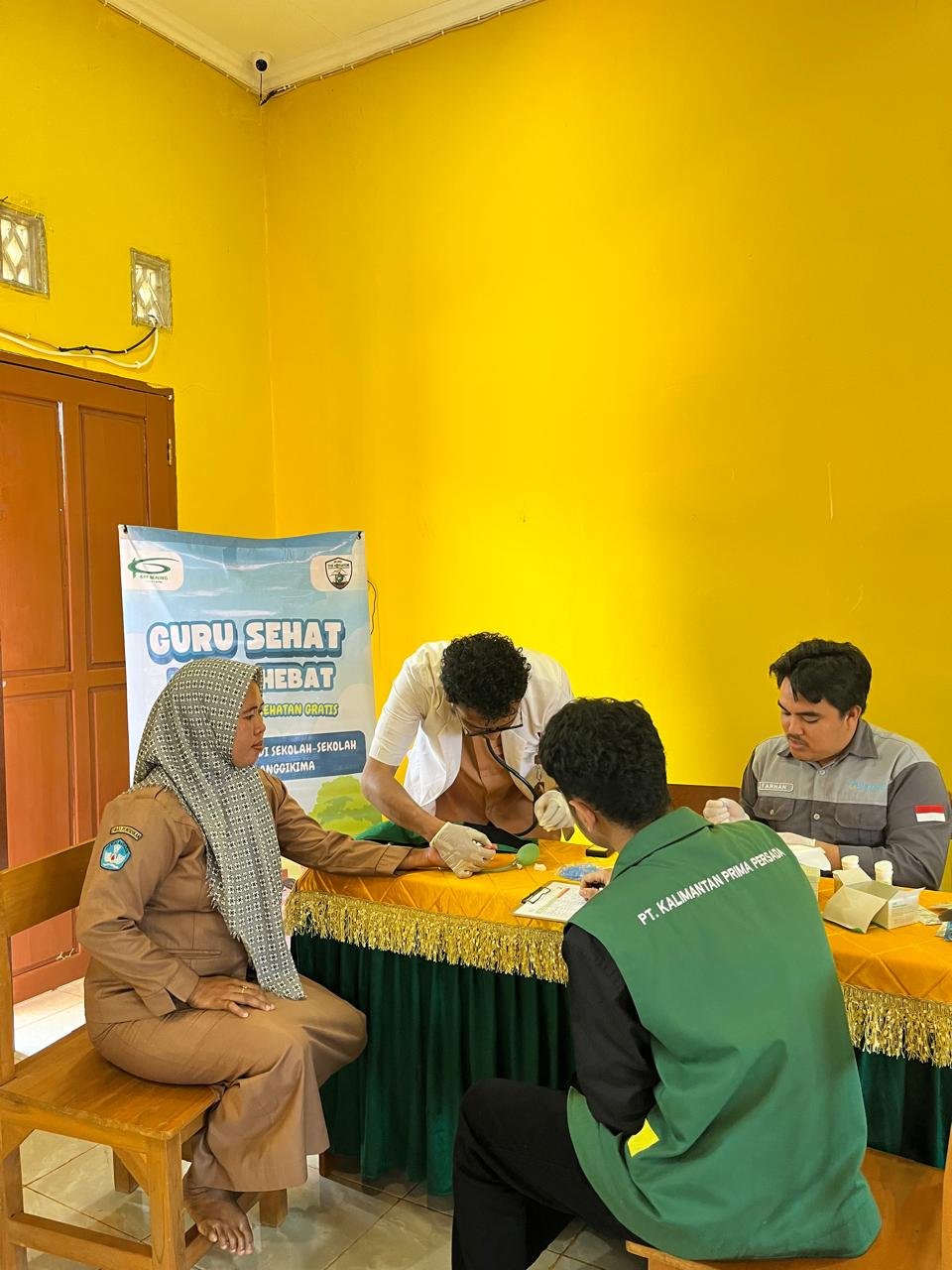 Pemeriksaan kesehatan guru oleh tim medis dalam program Guru Sehat Murid Hebat di sekolah
