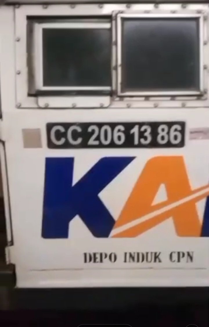Lokomotif KAI CC 206 13 86 penabrak gerbong wanita di Bekasi Timur