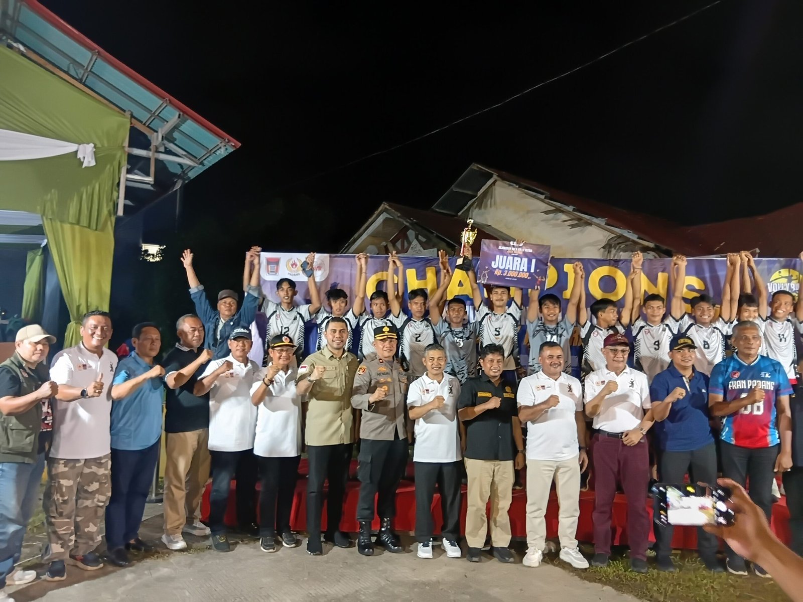 Tim Surya Bakti merayakan kemenangan usai menjadi juara kategori putra Kejuaraan Bola Voli Padang 2026.