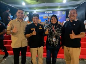 Sejumlah panitia dan tamu undangan berfoto bersama pada penutupan Kejuaraan Bola Voli Anak Nagari 2026 di Kota Padang.