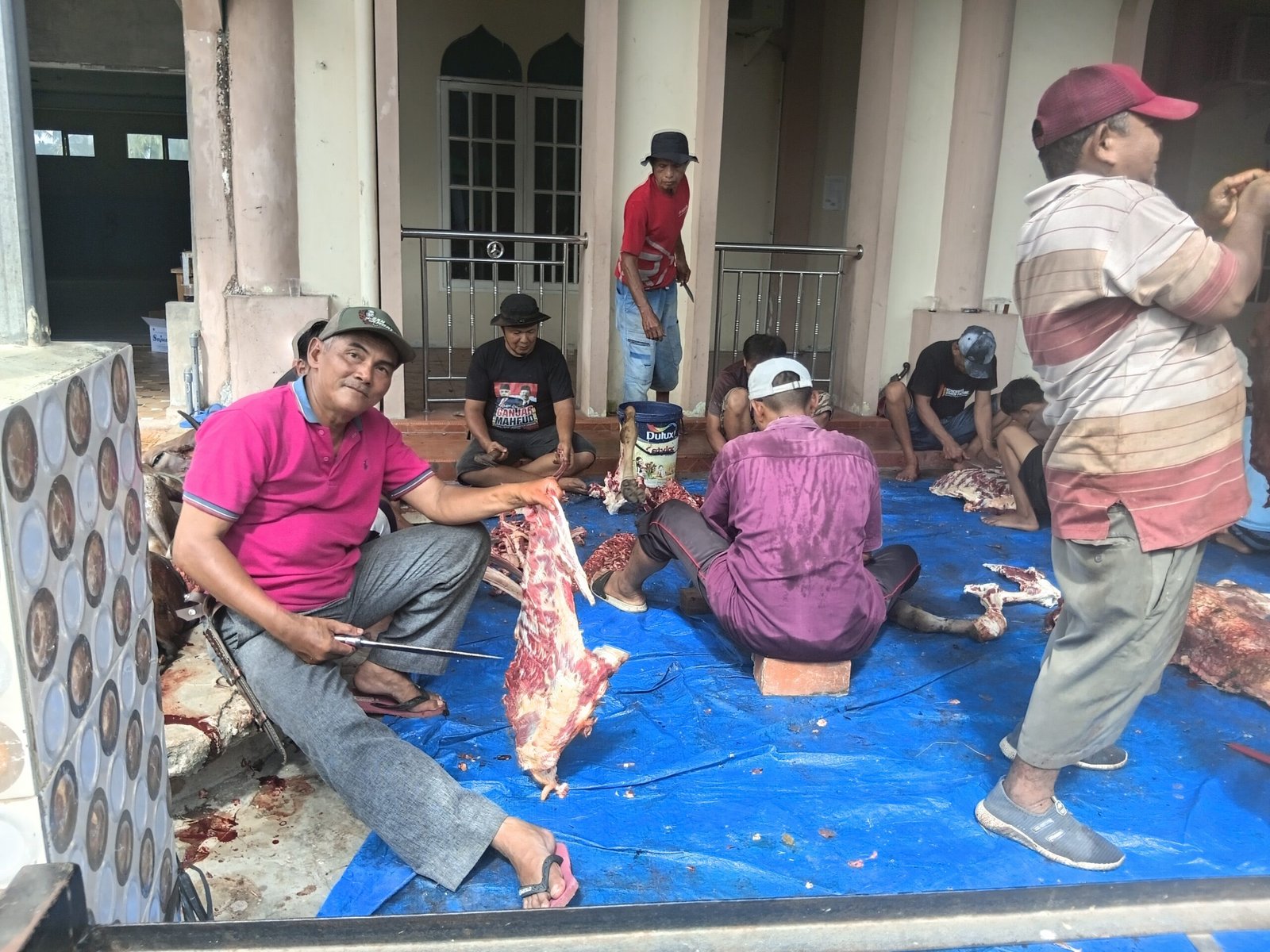 Pekerja qurban di Masjid Jami’atul Ibadah Parak Karakah Padang sedang memotong dan mengolah daging qurban pada Hari Raya Idul Adha 1447 H