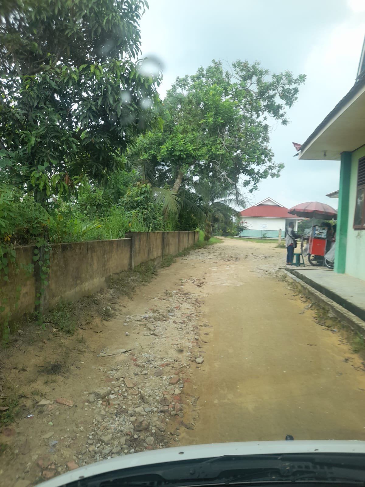 Jalan rusak menuju SMPN 10 Tualang