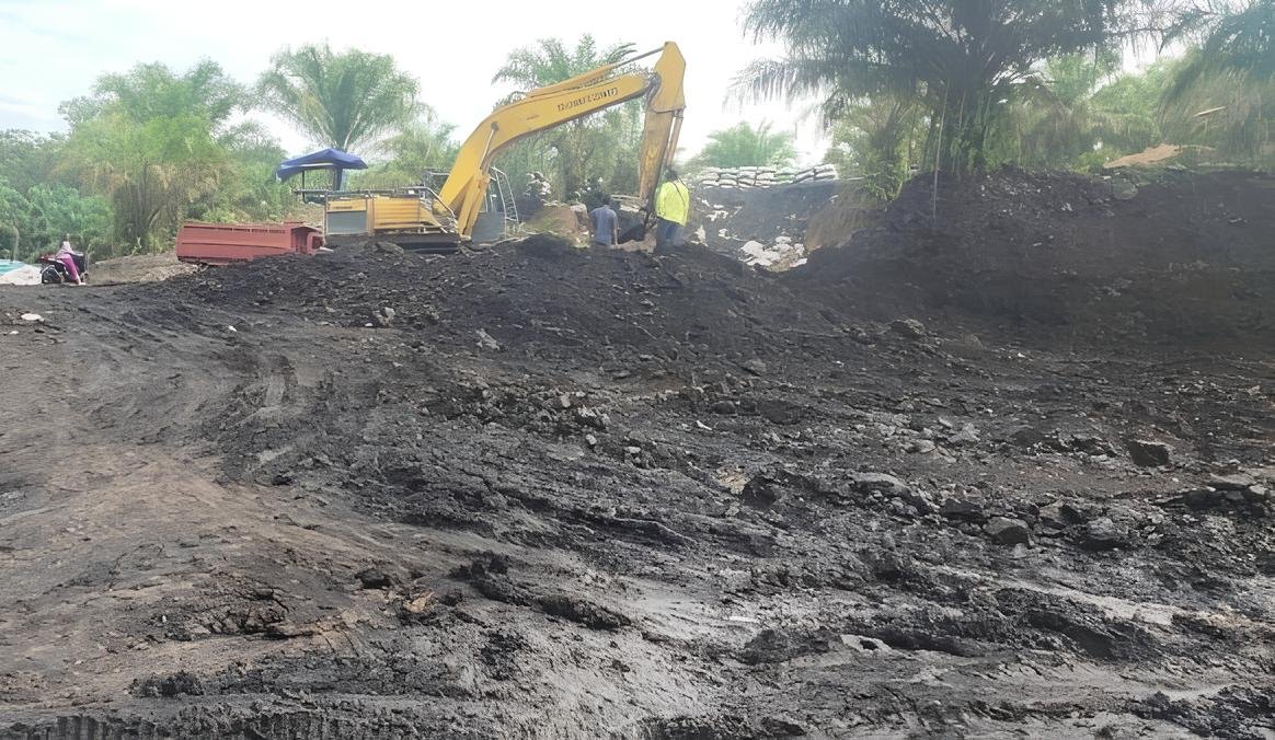 Aktivitas tambang batubara ilegal di Muara Enim