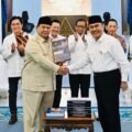Presiden Prabowo Subianto menerima buku laporan reformasi dari Ketua KPRP Jimly Asshiddiqie.