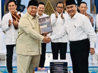 Presiden Prabowo Terima 10 Buku Rekomendasi KPRP: Langkah Strategis Reformasi Polri Hingga 2029