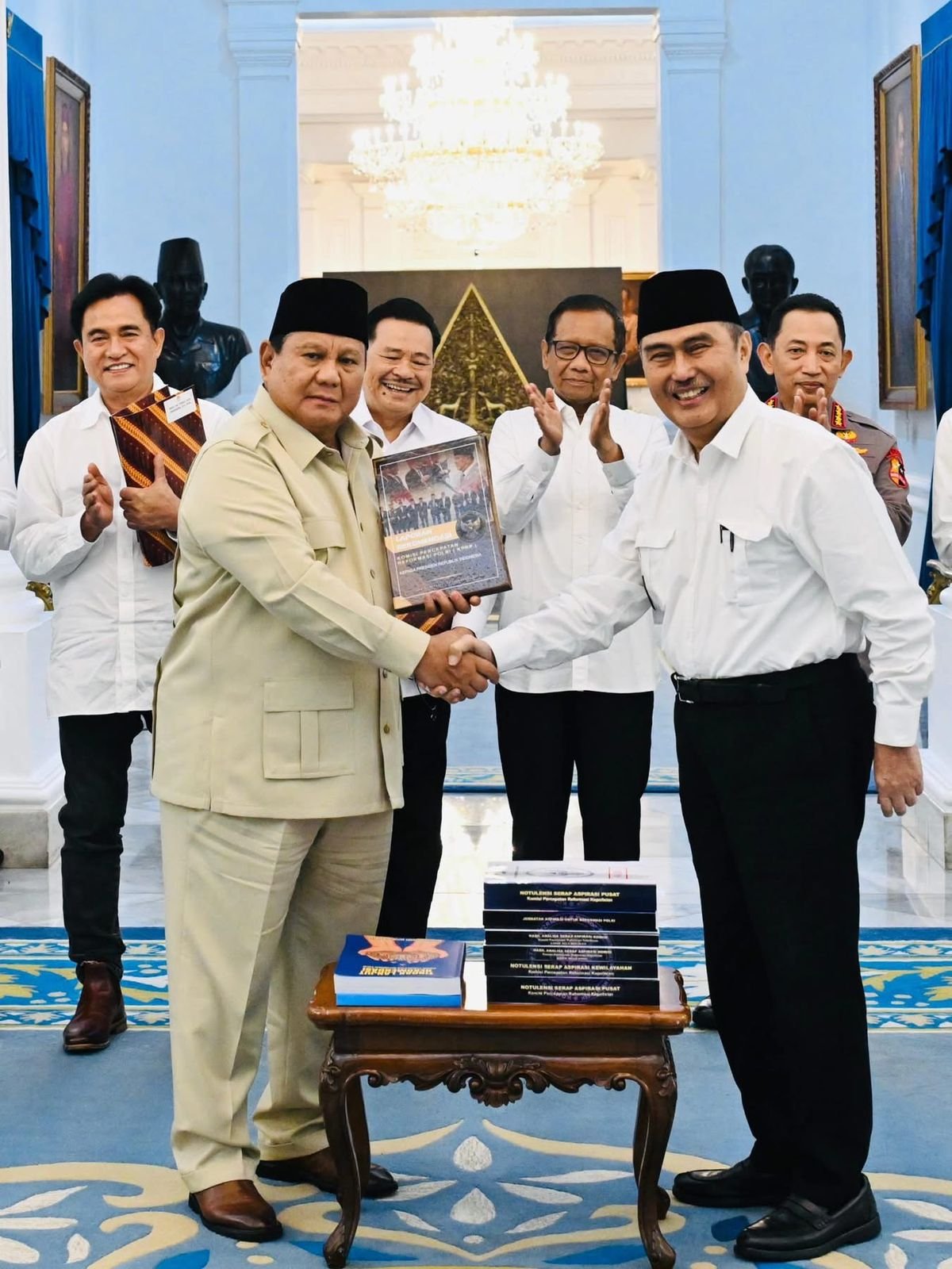 Presiden Prabowo Subianto menerima buku laporan reformasi dari Ketua KPRP Jimly Asshiddiqie.