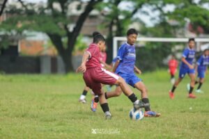 Pemain SMPN 38 Padang dan SMPN 21 Padang berebut bola dalam pertandingan GSI 2026 Kecamatan Lubuk Kilangan