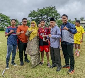 Penyerahan trofi juara GSI Kecamatan Lubuk Kilangan 2026 bersama kepala sekolah peserta