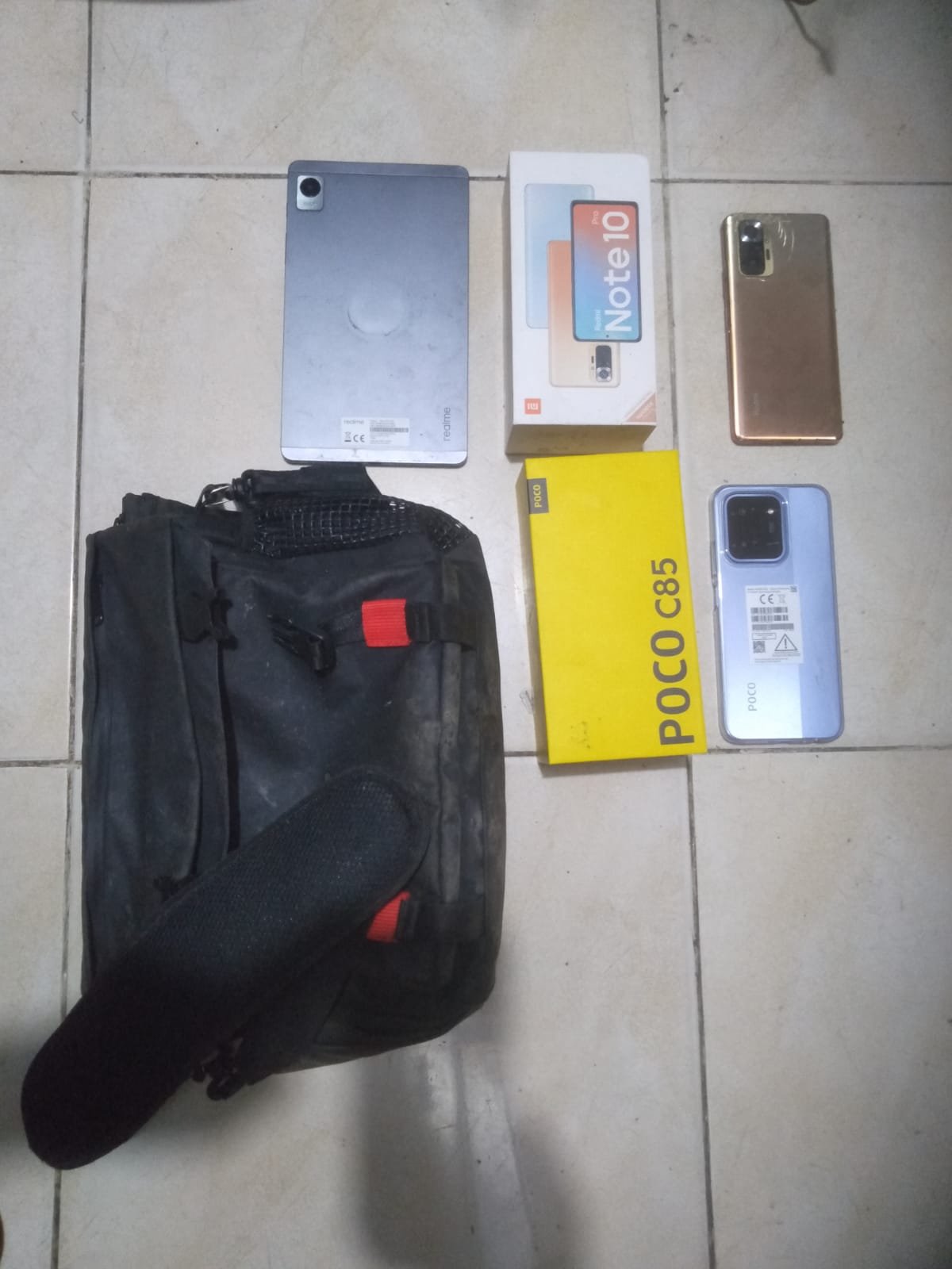 Barang bukti kasus pencurian rumah yang diungkap Polsek Karawaci berupa tiga handphone dan tas hitam