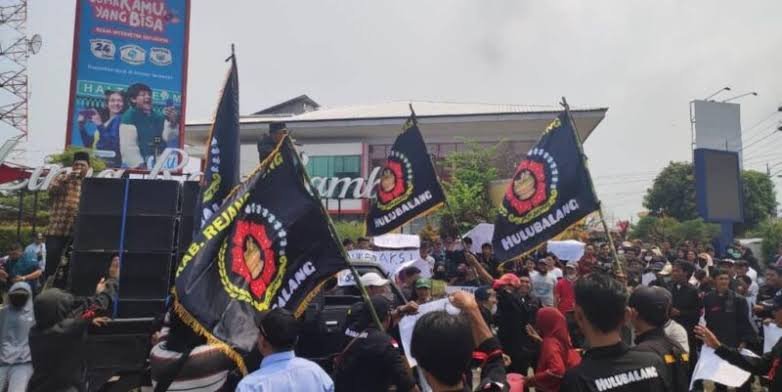 Massa FABB menggelar aksi unjuk rasa di depan Pengadilan Negeri Bengkulu