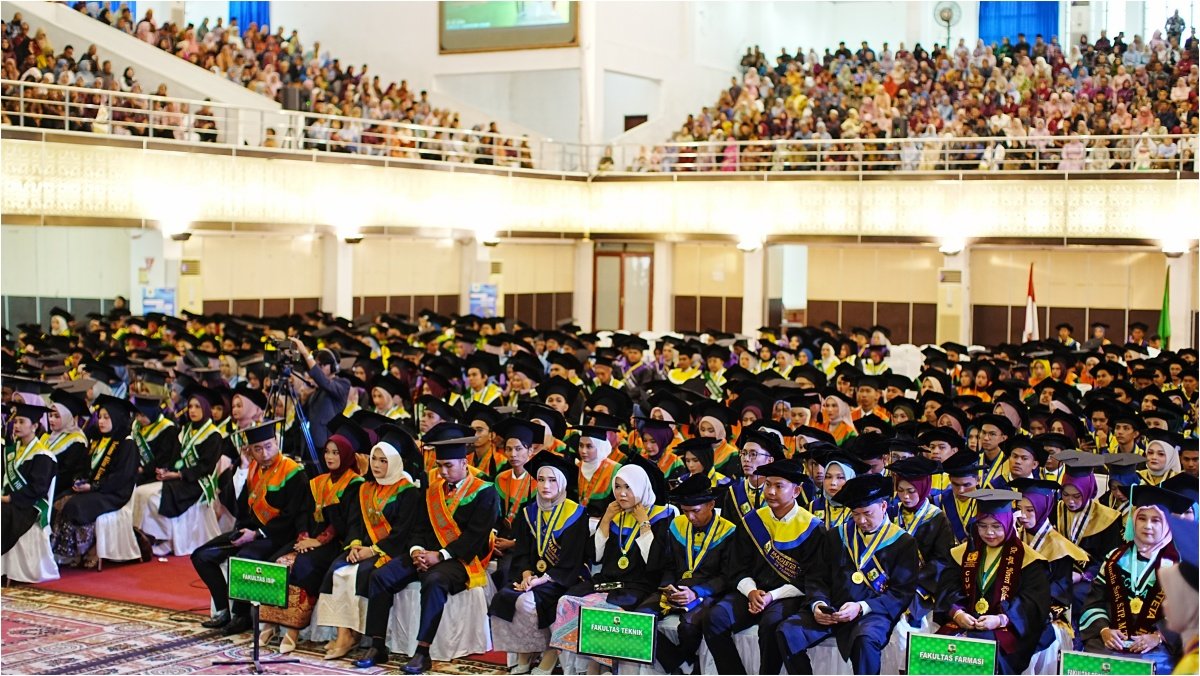 Rektor Universitas Andalas Efa Yonnedi saat memberikan sambutan pada Wisuda II UNAND Tahun 2026 di Auditorium Kampus Limau Manis Padang.