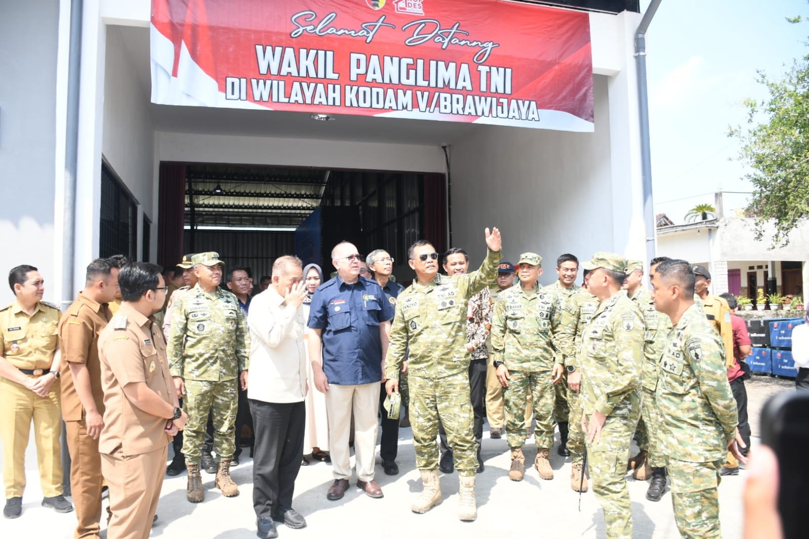Wapang TNI Jenderal Tandyo Budi Revita meninjau pembangunan KDKMP di Nganjuk bersama Danrem 081 DSJ
