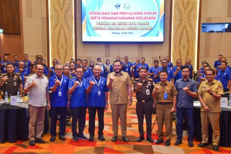 Wali Kota Padang bersama jajaran Perumda AM Kota Padang dan Kejaksaan Negeri Padang saat penandatanganan kerja sama di ZHM Premiere Hotel