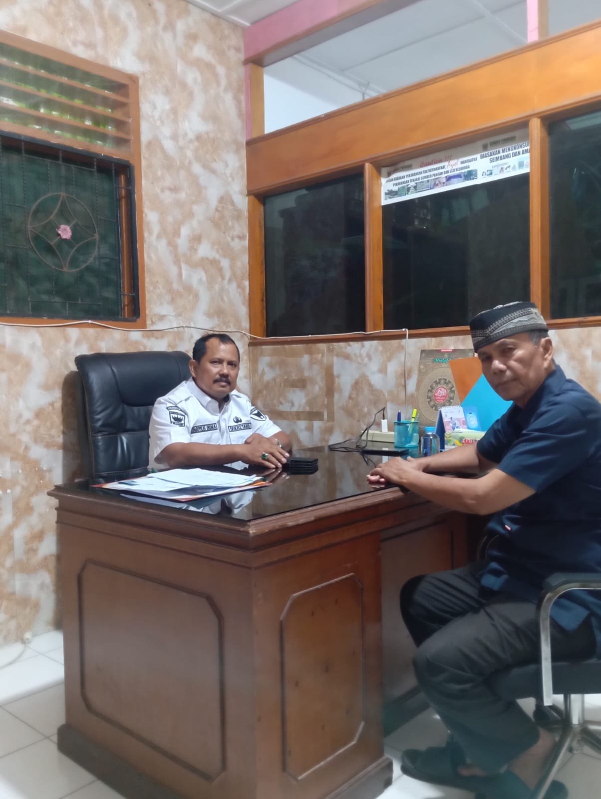 Sekretaris Disparpora Pessel menerima Ketua Pokdarwis Sarasah Kamumuan di ruang kerja