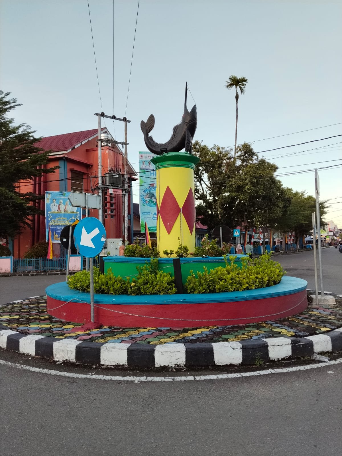 Sinergi Pendidikan Pessel Sumbar Tugu ikan di kawasan Kota Pesisir Selatan Sumatera Barat