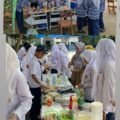 Siswa SMPN 13 Padang mengikuti bazar Prakarya Spentibel Berkarya