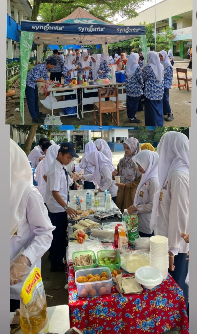 Siswa SMPN 13 Padang mengikuti bazar Prakarya Spentibel Berkarya