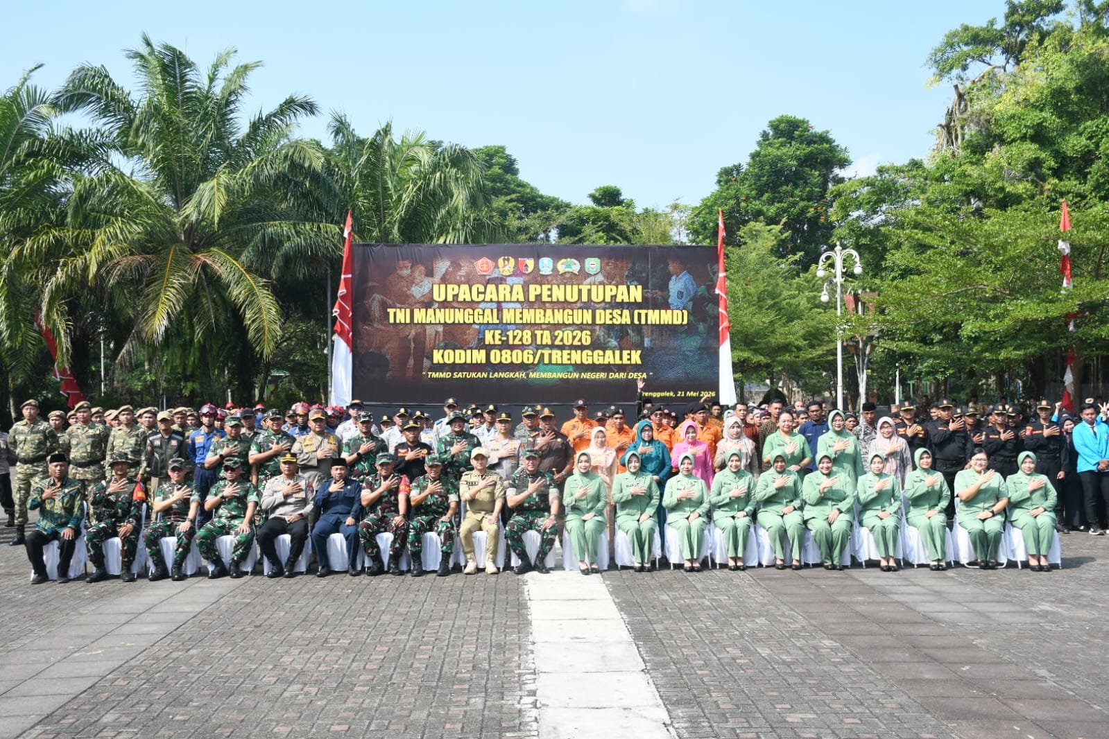 Danrem 081 DSJ dan Pangdam V Brawijaya menghadiri penutupan TMMD ke-128 di Trenggalek