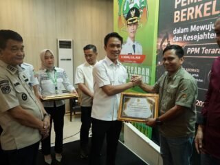 Penyerahan penghargaan Program PPM kepada PT Stargate Pasific Resources di Konawe Utara