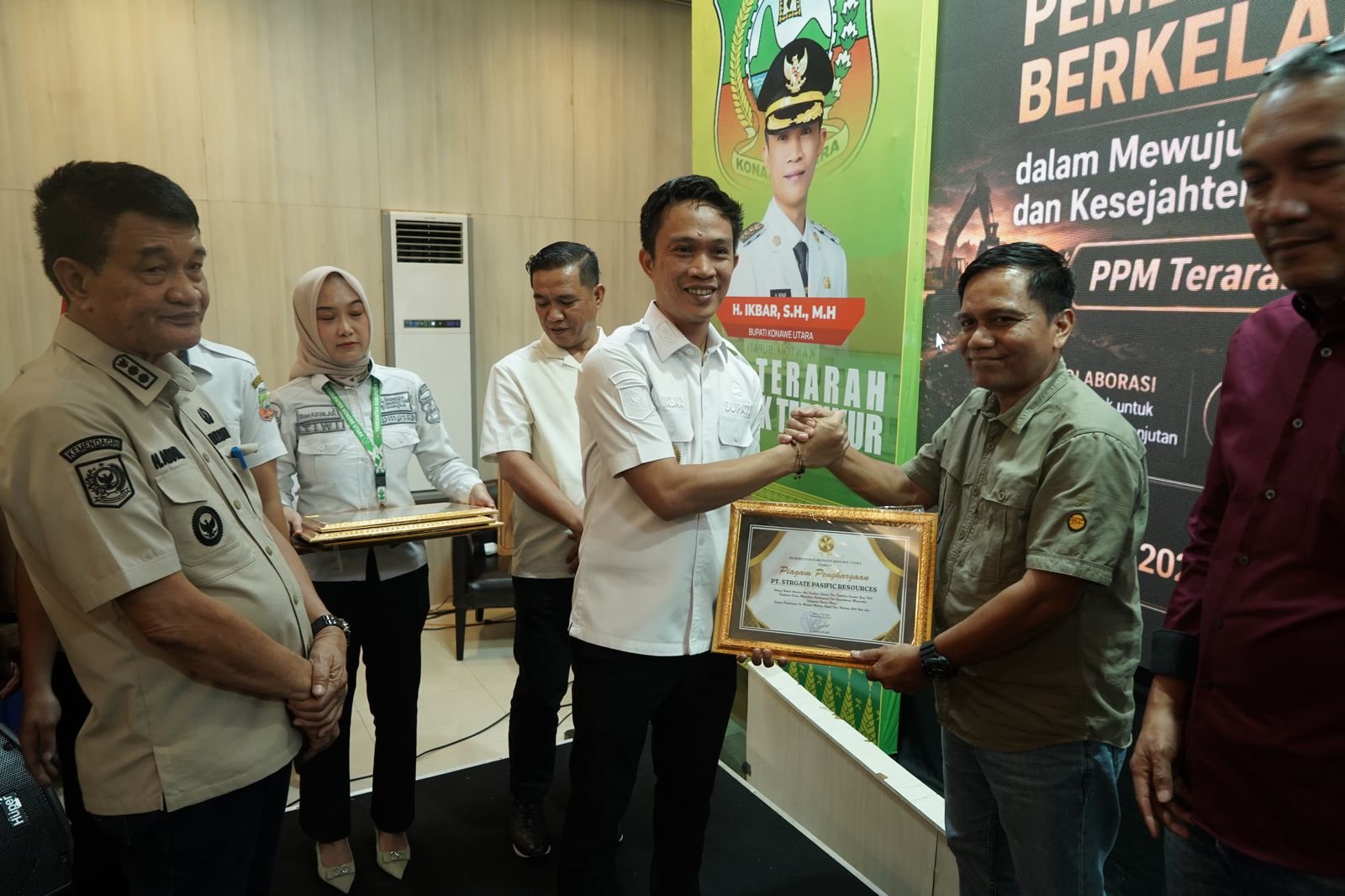 Penyerahan penghargaan Program PPM kepada PT Stargate Pasific Resources di Konawe Utara