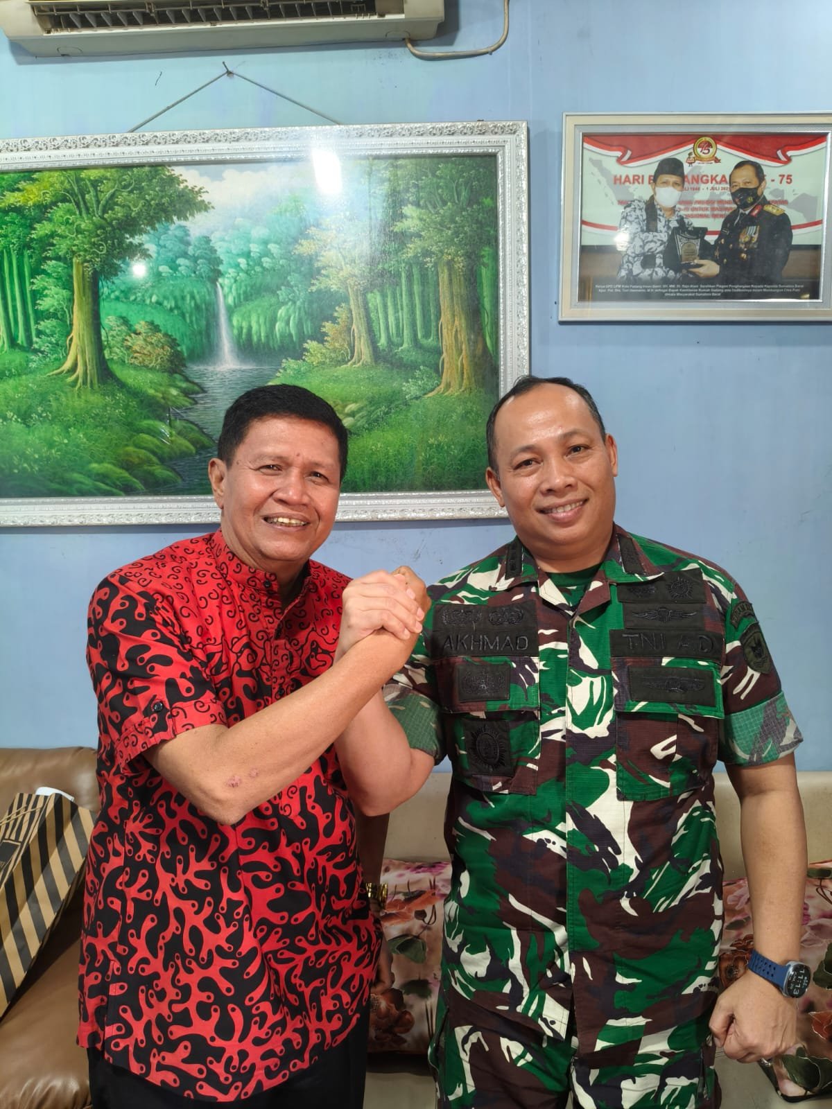 Kazidam Kodam I/Tuanku Imam Bonjol Kolonel Czi Akhmad Safari bersama tokoh masyarakat Irwan Basir Dt. Rajo Alam saat kegiatan silaturahmi di Kota Padang.