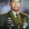 Potret Jenderal TNI (Purn) Ryamizard Ryacudu mengenakan seragam dinas lengkap dengan berbagai tanda kehormatan dan medali pengabdian.