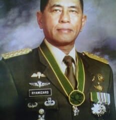 Potret Jenderal TNI (Purn) Ryamizard Ryacudu mengenakan seragam dinas lengkap dengan berbagai tanda kehormatan dan medali pengabdian.