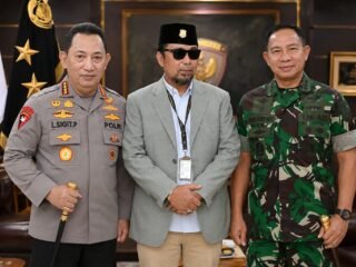 Ketua Umum Fast Respon Nusantara Counter Polri Agus Flores bersama pimpinan TNI dan Polri dalam pertemuan silaturahmi.
