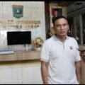 Ketua DPD Gebu Minang Kota Padang Endrizal memberikan keterangan pers di Kantor Gubernur Sumatera Barat.