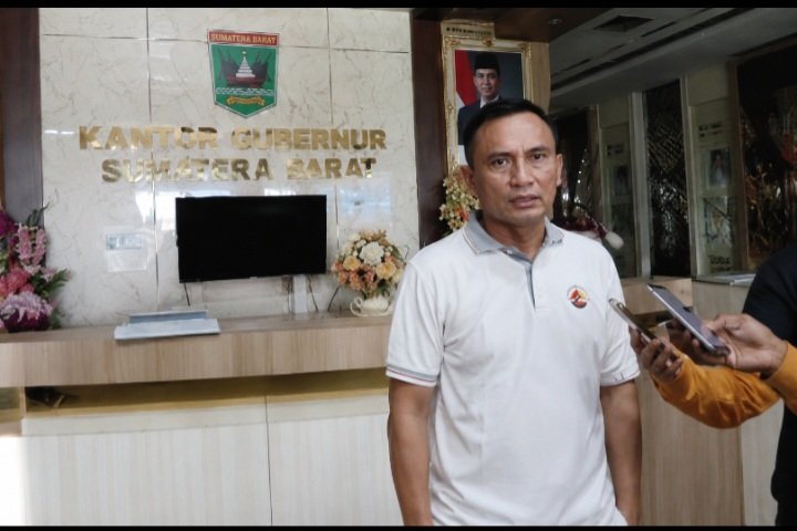 Ketua DPD Gebu Minang Kota Padang Endrizal memberikan keterangan pers di Kantor Gubernur Sumatera Barat.