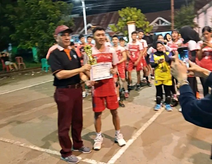 Penyerahan trofi kepada juara Kejuaraan Bola Voli Antar Klub U-19 Kota Padang 2026.