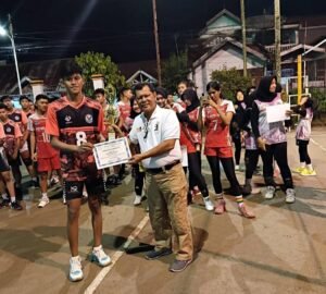 Penyerahan trofi kepada juara Kejuaraan Bola Voli Antar Klub U-19 Kota Padang 2026.