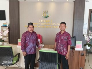 Perwakilan warga Kelurahan Pilang menyerahkan laporan dugaan penyimpangan SPJ kepada Kejaksaan Negeri Kota Probolinggo.