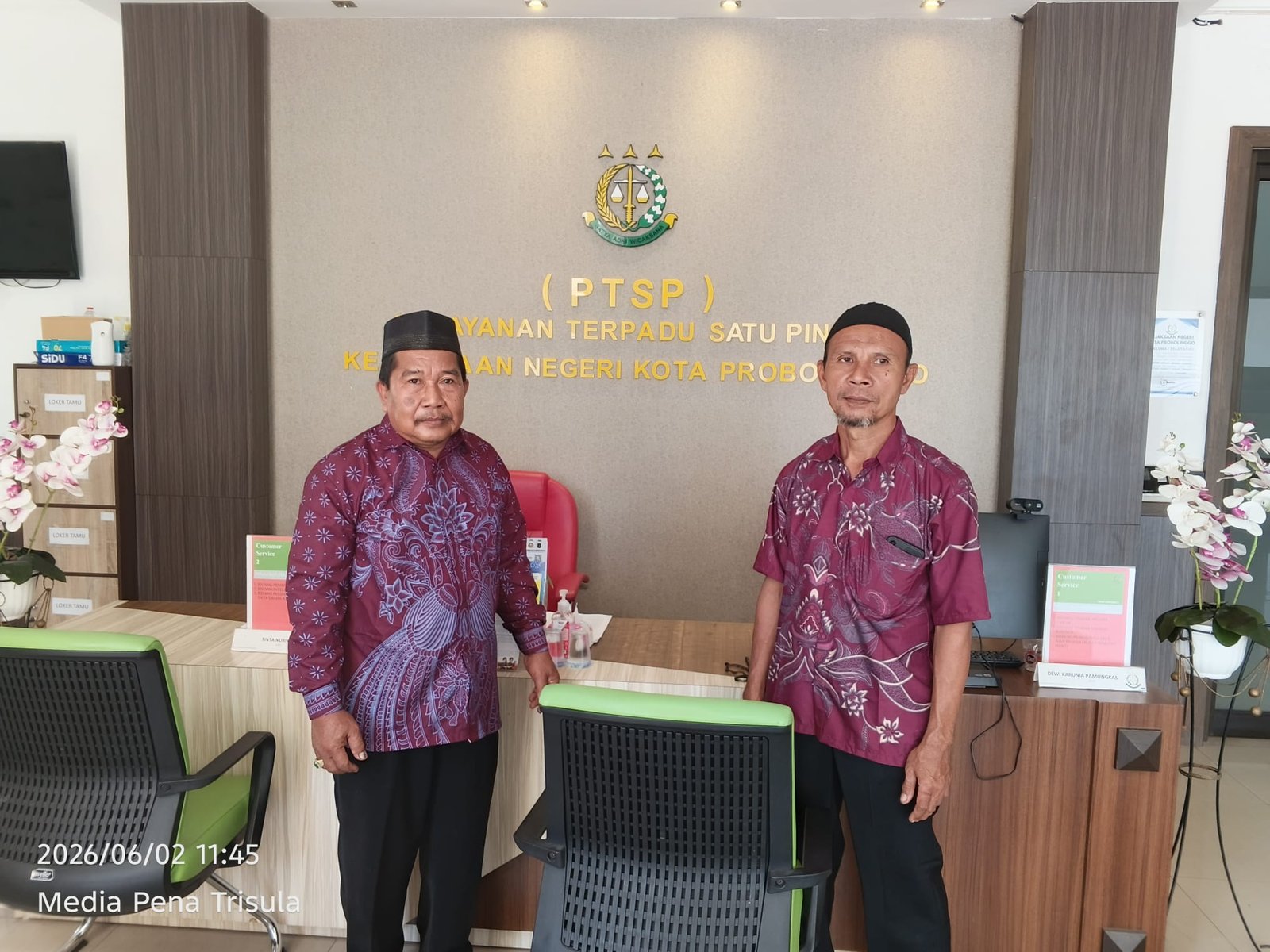 Perwakilan warga Kelurahan Pilang menyerahkan laporan dugaan penyimpangan SPJ kepada Kejaksaan Negeri Kota Probolinggo.