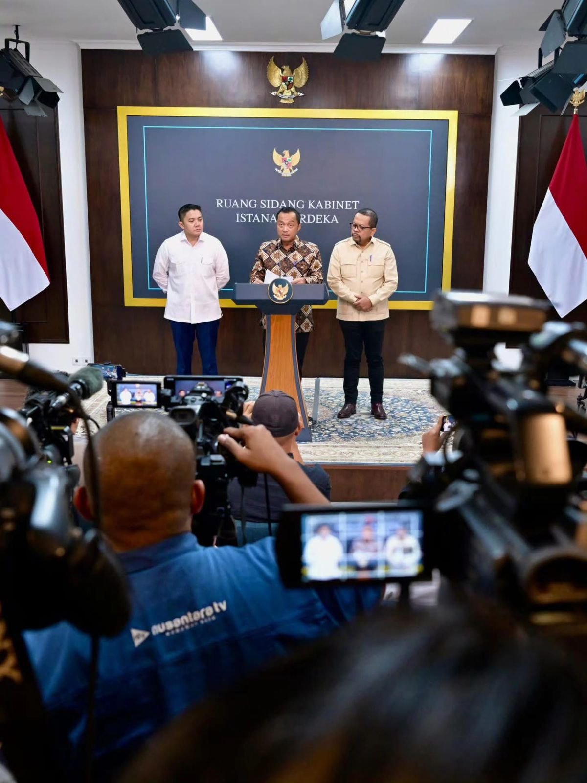 Presiden Prabowo melalui Menteri Sekretaris Negara mengumumkan pergantian pimpinan Badan Gizi Nasional di Istana Kepresidenan Jakarta.