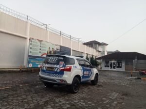 Mobil patroli kepolisian mengawal proses pemindahan narapidana menuju Nusakambangan dari Jambi.