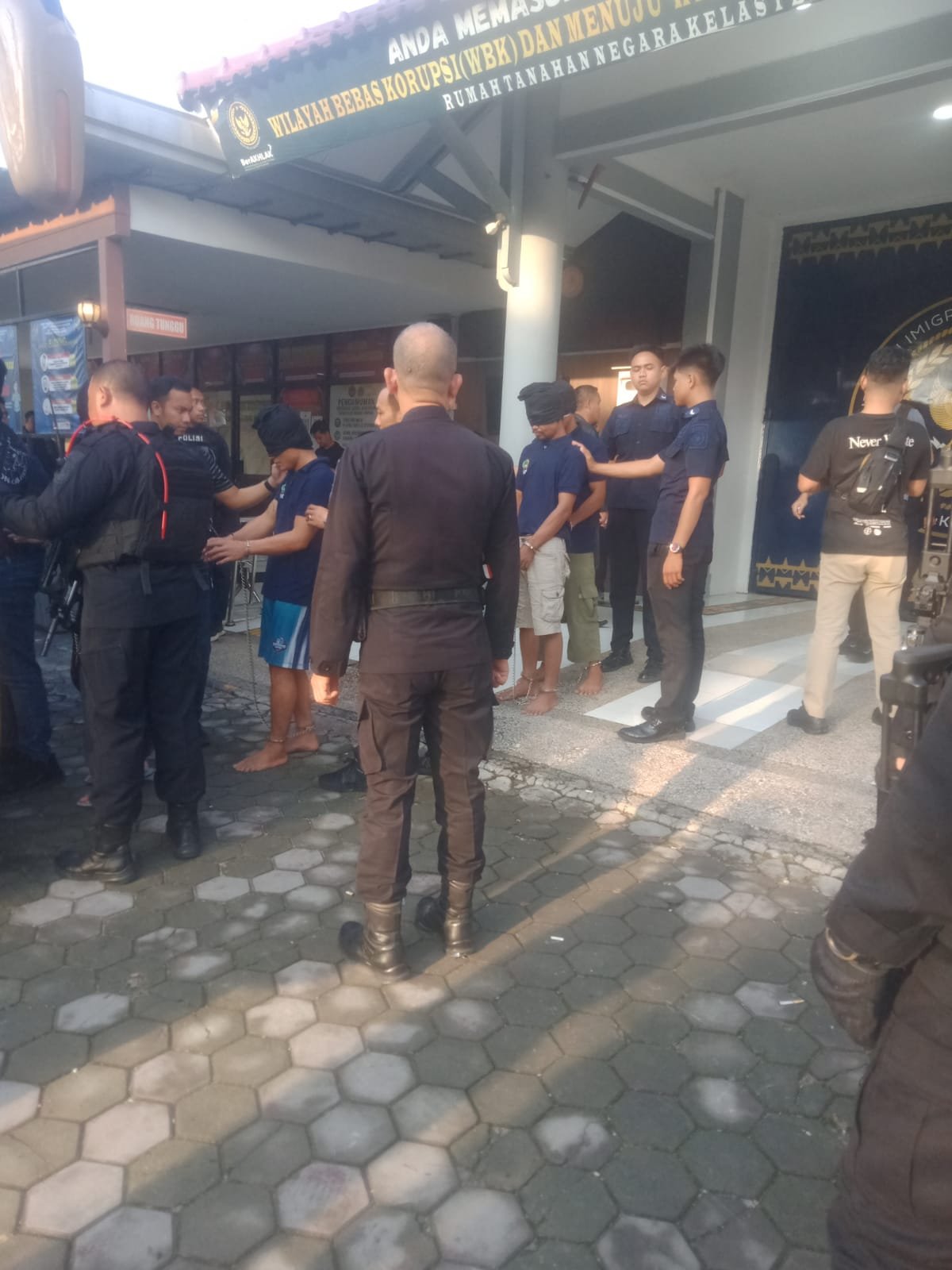 Petugas mengawal narapidana sebelum diberangkatkan ke Nusakambangan.