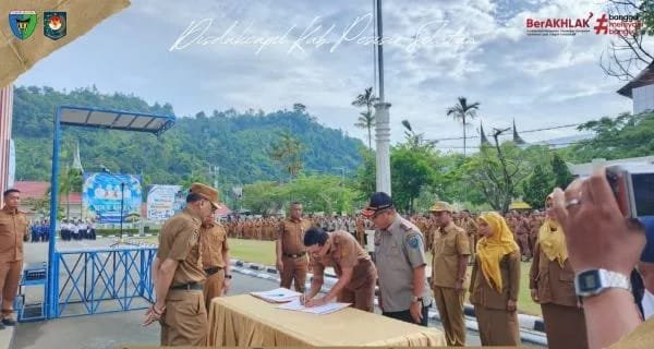 Integrasi Data Kependudukan Pessel ditandai dengan penandatanganan kerja sama Disdukcapil dan sejumlah instansi di Kantor Bupati Pesisir Selatan