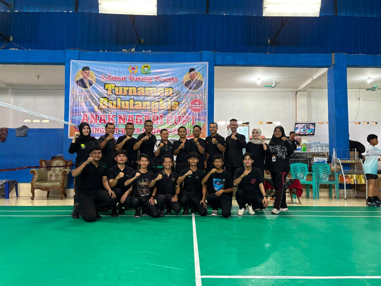 Panitia Turnamen Bulu Tangkis Anak Nagari Cup I Tahun 2026 berfoto bersama di arena pertandingan Nagari Koto Gadang