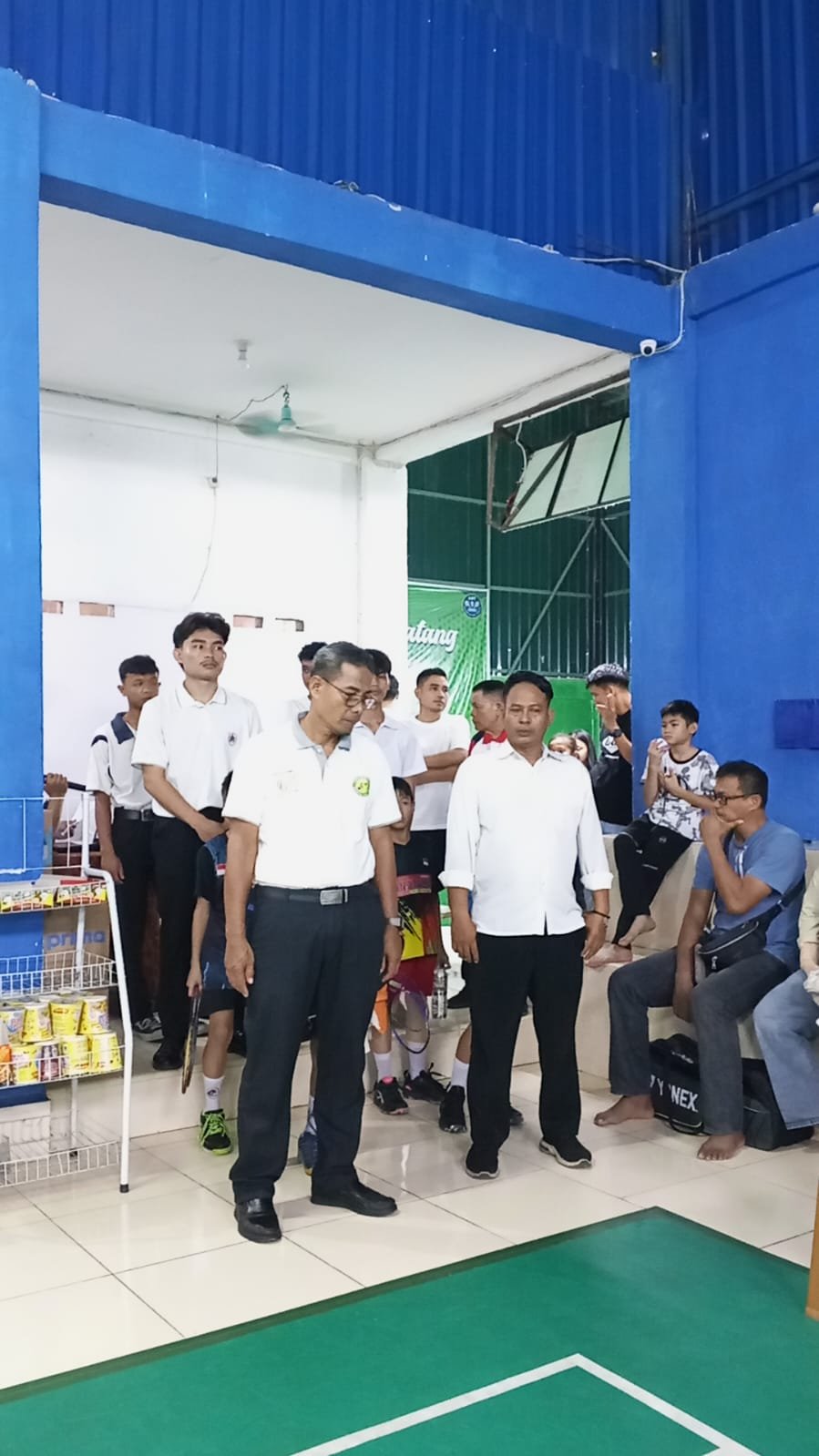 Peserta dan wasit memasuki arena babak 8 besar Turnamen Bulu Tangkis Anak Nagari Cup I di ADT Badminton Hall Balai Baru, Padang.