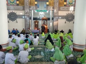 Jasrizal, Kepala KUA Kecamatan Lubuk Begalung, memberikan sambutan sekaligus menegaskan pentingnya Didikan Shubuh sebagai implementasi Program Smart Surau dalam membentuk generasi Qurani, disiplin, dan berakhlak mulia di Masjid Muta'alimin, Kelurahan Banuaran Nan XX, Ahad (14/6/2026).