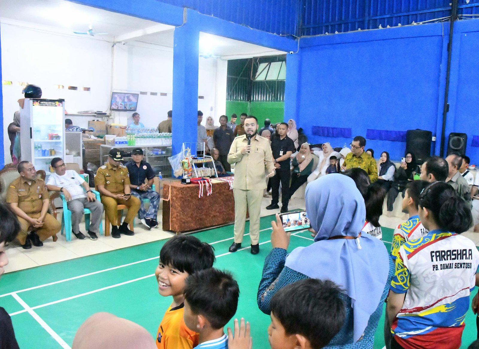 Wali Kota Padang Fadly Amran menyerahkan trofi kepada juara Turnamen Bulutangkis Anak Nagari Cup I 2026.