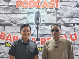 Suherman Ketua Pertuni Kabupaten Pesisir Selatan bersama Baim SH Anggota Bawaslu Pesisir Selatan dalam Podcast Baraja Pemilu.