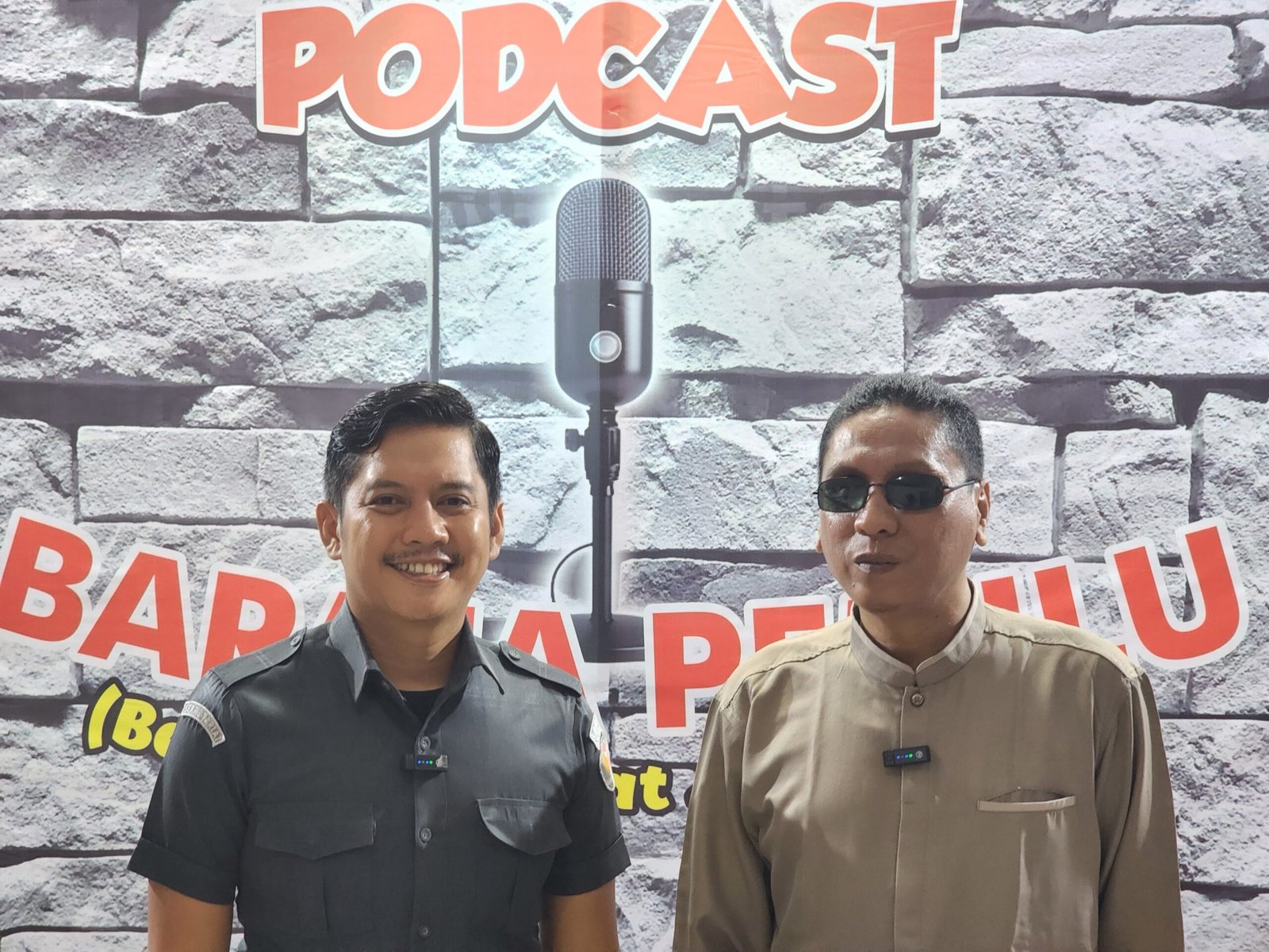 Suherman Ketua Pertuni Kabupaten Pesisir Selatan bersama Baim SH Anggota Bawaslu Pesisir Selatan dalam Podcast Baraja Pemilu.