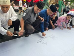 Damyursal SM bersama sejumlah tokoh masyarakat menandatangani kain deklarasi pada Aksi Deklarasi Sumbar Anti LGBT dan Narkoba di Padang.