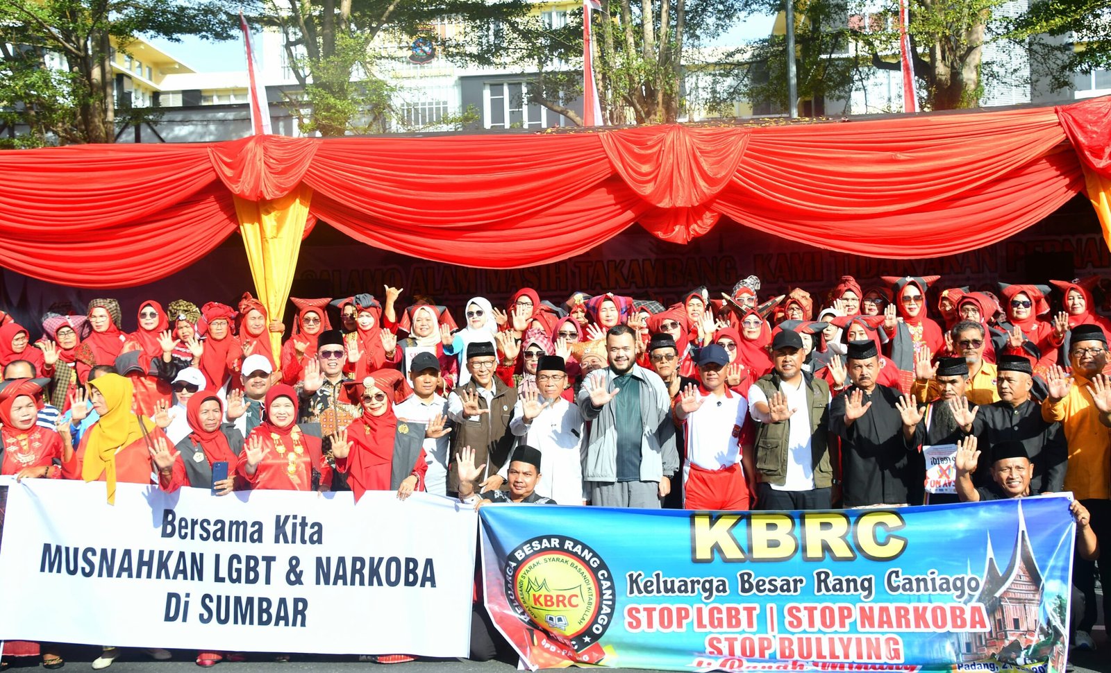 Ribuan warga mengikuti Deklarasi Anti Narkoba dan LGBT di kawasan Car Free Day depan Mapolda Sumbar, Padang.