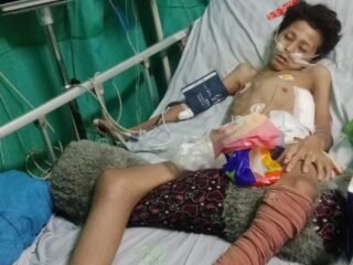 Akbar pelajar MTsN Salido menjalani perawatan di RSUP M. Jamil Padang sebelum meninggal dunia akibat tumor.