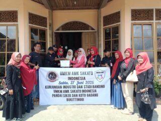 UMKM AMK Sakato kunjungan industri ke sentra tenun Pandai Sikek